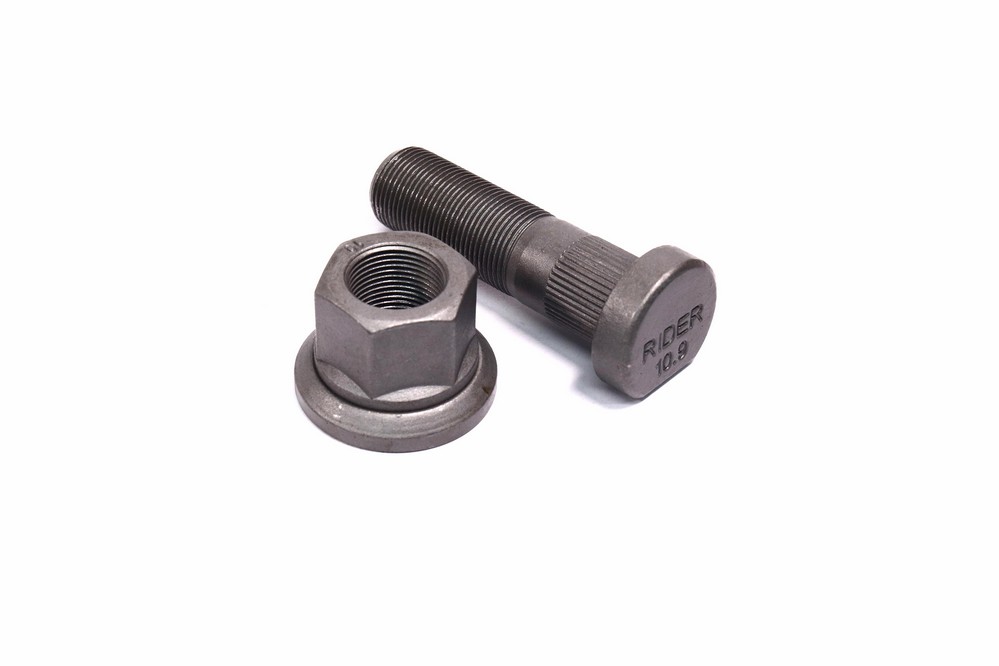 Шпилька колеса (з гайкою) М22x1,5x78/М22x1,5x27 SW32